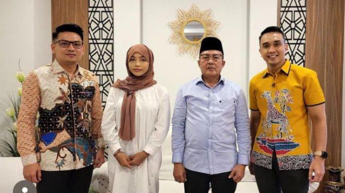 Oklin Fia saat bertemu dengan MUI didampingi kuasa hukumnya dan presenter Aiman
