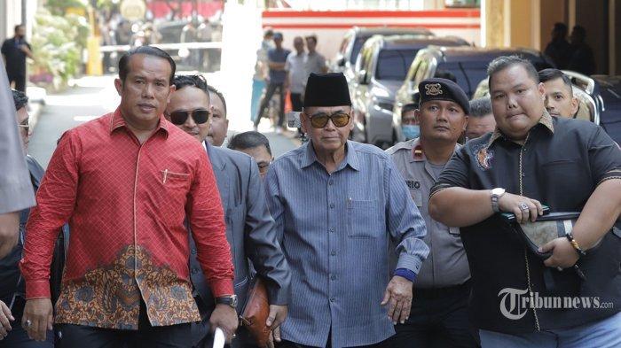 Pimpinan Pondok Pesantren Al Zaytun Panji Gumilang saat tiba di gedung Bareskrim Polri, Jakarta, Selasa (1/8/2023). Usai diperiksa, Panji Gumilang langsung ditahan.