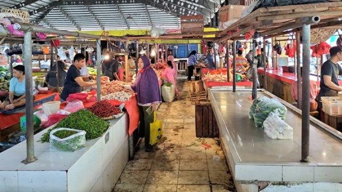 Terlihat lapak sayuran milik pedagang di Pasar Angso Duo kosong dari beragam penjual sayuran, Selasa (8/11/2022).