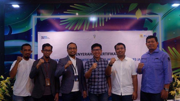 Foto bersama usai penyerahan Renewable Energy Certificate (REC) dari MUP3 Jambi Ediwan kepada Branch Operation Head United Tractor Cabang Jambi Sutrisno Wijaya