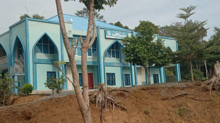 SUASANA Panti Asuhan Yayasan Baitul Husna di Desa Sungai Pegeh, Kecamatan Siulak, Kabupaten Kerinci, Jambi, sepi, Rabu (4/6/2025). Uang rekening yayasan tersebut dan 27 rekening lain yang ada di Bank Jambi Cabang Kerinci senilai Rp7,1 miliar, dibobol Rafina Salsabila, analis kredit Bank Jambi Cabang Kerinci yang kini sudah dipecat.