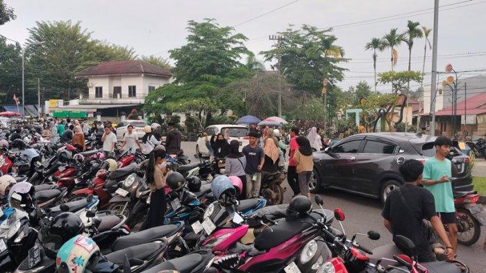 Pasar bedug hari pertama Ramadan berdampak pada kemacetan yang terjadi di sepanjang Jalan Jenderal Basuki Rahmat, Kota Jambi.