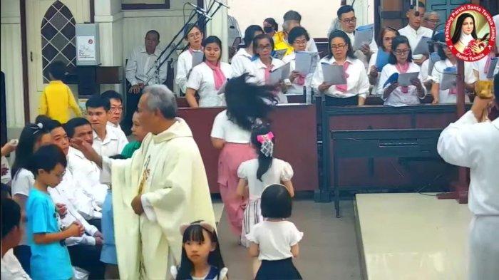 Pastor Pius Pujowiyanto SCJ saat pemberkatan anak di misa pertama Kamis Putih di Gereja Santa Teresia Jambi, kawasan Pasar, Kamis (28/3).