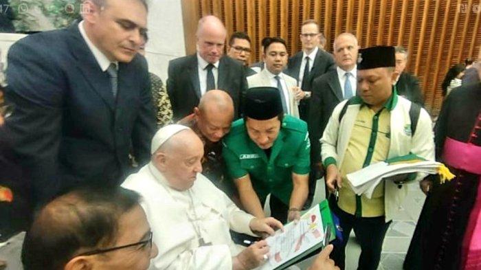 Paus Fransiskus bersama organisasi lintas agama dari Indonesia dan Paguyuban Wartawan Katolik Indonesia (PWKI), saat di Vatikan.