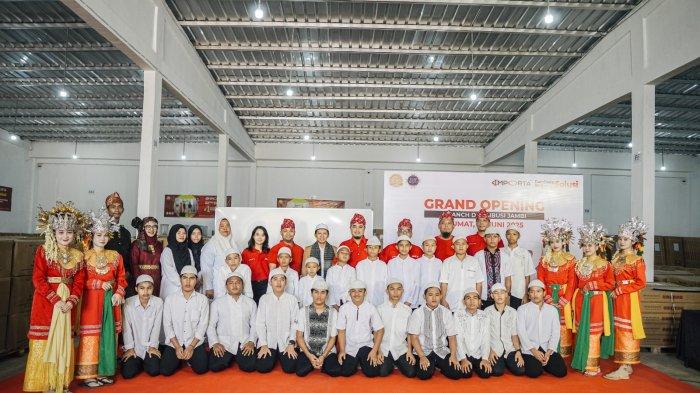Pelopor lemari pakaian besi nomor satu di Indonesia, Importa Furniture, mengundang perwakilan warga sekitar serta anak-anak panti asuhan untuk berbagi kebahagiaan. (Istimewa)