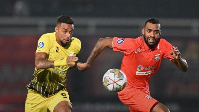 Pemain Borneo FC saat melawa Barito Putera di Liga 1 Indonesia