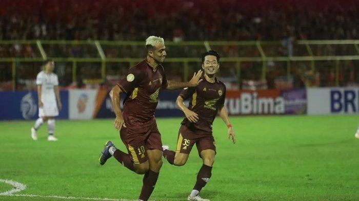 Pemain PSM Makassar, Everton Nascimento dan Kenzo Nambu selebrasi
