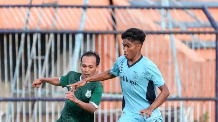 Pemain PSMS Medan dan Persela Lamongan sedang berduel di laga uji coba