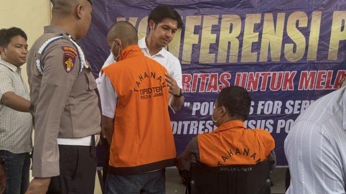 Pemodal minyak ilegal berinisial AG alias Iyan Kincai ditangkap aparat Kepolisian Daerah (Polda) Jambi meski dalam kondisi sakit dan menggunakan kursi roda.