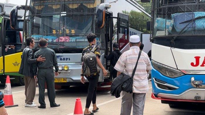 ARUS MUDIK - Lonjakan penumpang di Terminal Alam Barajo Jambi semakin terasa jelang Hari Raya Idul Fitri atau Lebaran.