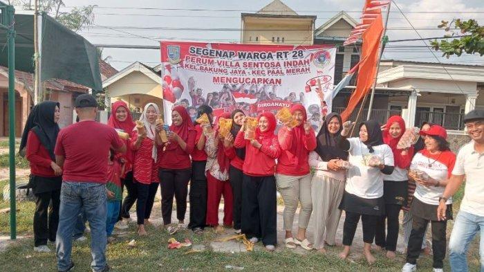Penyerahan hadiah acara peringatan HUT ke 79 Republik Indonesia RT 28 Bakung Jaya