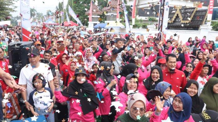 Peserta acara Jalan Sehat Kemerdekaan 2023 Tribun Jambi di kompleks kantor Gubernur Jambi, Telanaipura, Kota Jambi, Minggu (27/8).