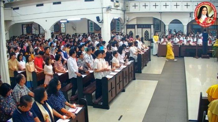 Umat saat misa Malam Paskah di Gereja Katolik Santa Teresia Jambi, Sabtu (30/3).
