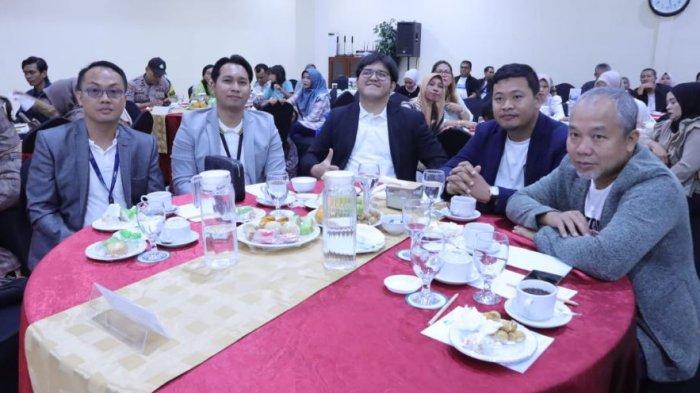 Pimpinan BRI Kantor Cabang Jambi Vierdhy Yosua RB Simamora bersama management BRI Kantor Cabang Jambi.
