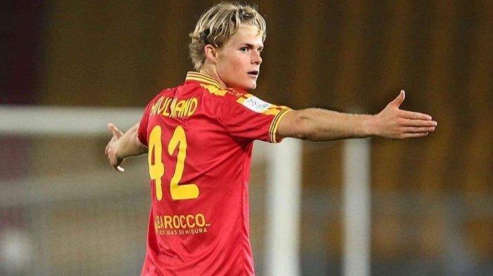 Playmaker Lecce Morten Hjulmand yang diincar AS Roma