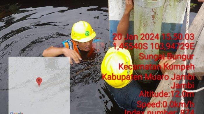 Petugas PLN ULP Telanaipura saat melalukan pemulihan listrik di wilayah terkena banjir.