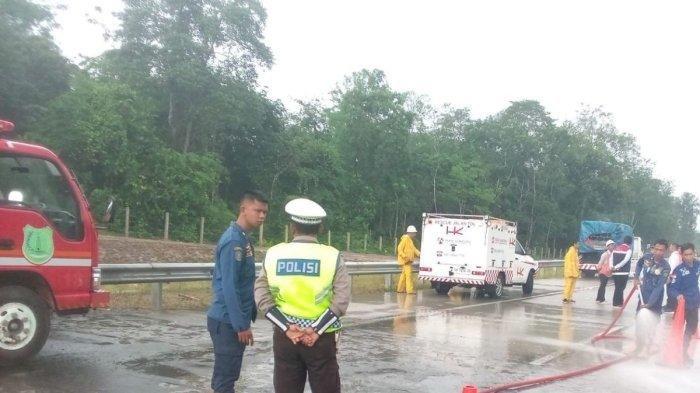 Polisi melakukan olah tempat kejadian perkara kecelakaan maut di Tol Bayung Lencir-Tempino. Sebuah mobil terbakar, dua orang tewas.