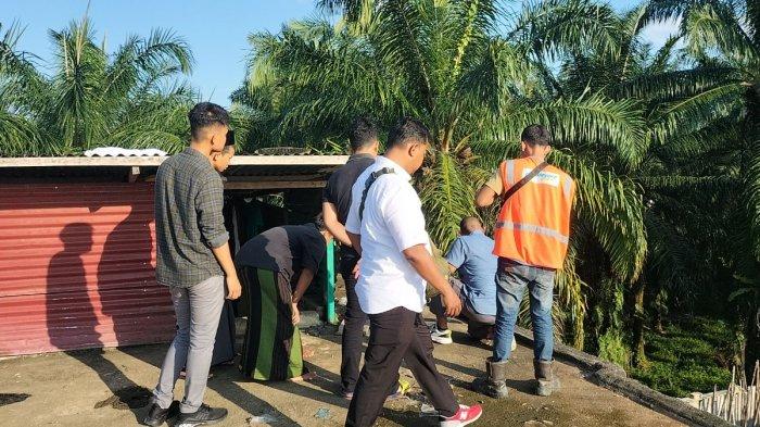 Polisi olah TKP pasca tewasnya AH santri Pondok Pesantren (Ponpes) Raudhatul Muzawwidin Unit 6 Rimbo Bujang, Kabupaten Tebo.