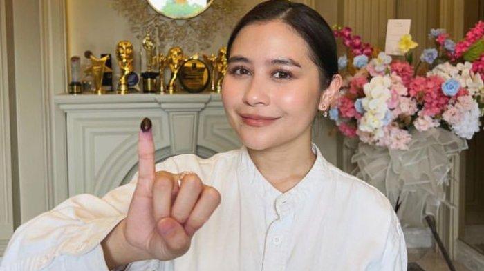 ARTIS CANTIK - Prilly Latuconsina saat menyalurkan suaranya.