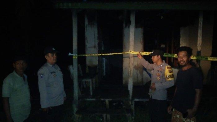 Bagian depan rumah milik Tahang, warga Kelurahan Sabak Ilir RT 06 Kecamatan Muara Sabak Timur, Kabupaten Tanjung Jabung Timur terbakar.