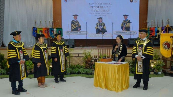 Rektor UKSW Prof. Dr. Intiyas Utami, S.E., M.Si., Ak., membacakan Surat Keputusan yang menandai pengukuhan tiga Guru Besar, Kamis (30-05-2024). (2)