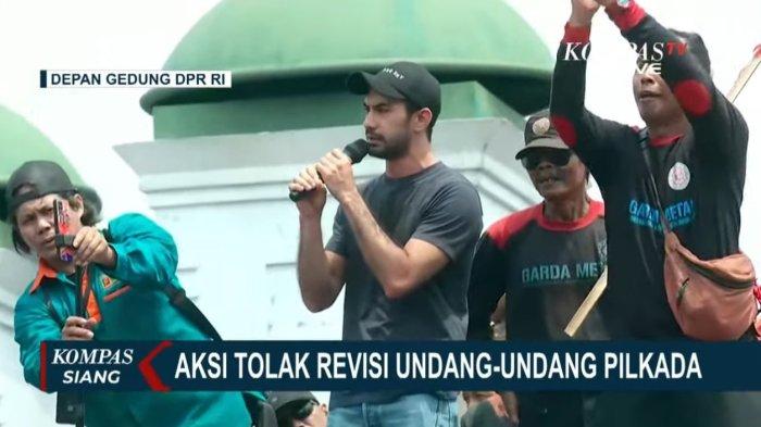 Dalam orasinya, Reza Rahadian tehas menolak RUU Pilkada yang dinilai dibuat hanya untuk menguntungkan pihak tertentu.