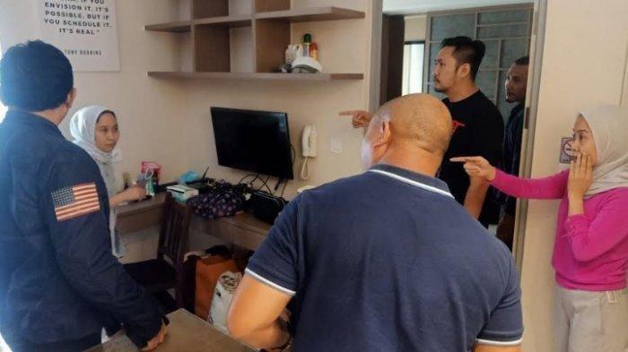 Polda Metro Jaya tangkap tersangka penipuan iPhone 'Si Kembar' Rihana-Rihani saat bersembunyi di apartemen yang terletak di kawasan Gading Serpong, Selasa (4/7/2023).
