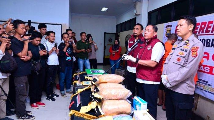 Direktorat Reserse Narkoba (Ditresnarkoba) Polda Jambi berhasil mengungkap kasus tindak pidana narkotika dan berhasil mengamankan 11kg Ganja dalam kegiatan konferensi pers yang digelar pada Rabu, (30/04/2025) di Gedung Rupatama Lantai 2 Polda Jambi.