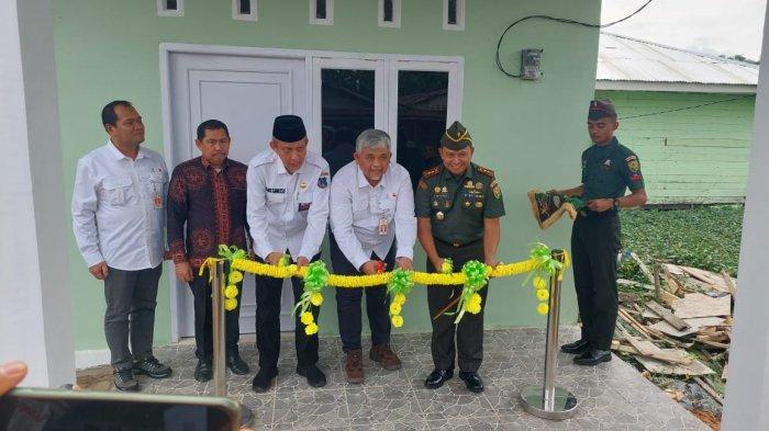 SKK Migas PetroChina International Jabung Ltd menyerahkan bantuan tiga unit asrama Kodim 0419 Tanjung Jabung, Rabu (27/12/2023).