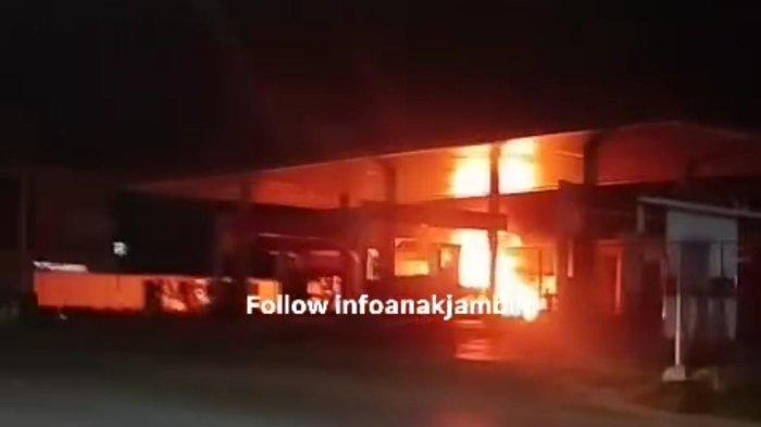 SPBU TERBAKAR - SPBU yang terletak di depan kantor Samsat Jambi dilaporkan mengalami kebakaran hebat pada Rabu (30/4) dini hari.