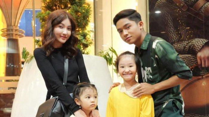 Sarwendah bersama Betrand Peto dan kedua anak kandungnya