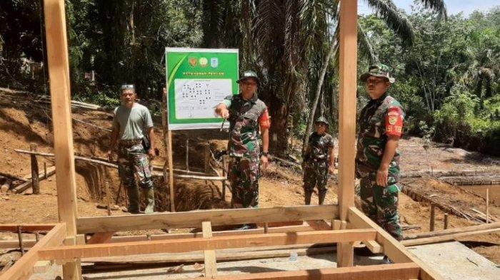 Satgas TMMD ke 122 Kodim 0420 Sarko Lanjutkan Pembangunan Jembatan hingga RLH Milik Warga