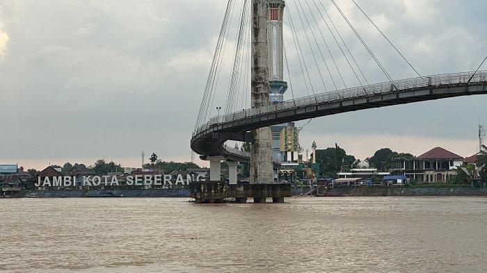 KONDISI JEMBATAN - Sebuah kapal tongkang bermuatan batubara menabrak tiang penyangga Jembatan Gentala Arasy, Kamis (9/5/2025) sore.