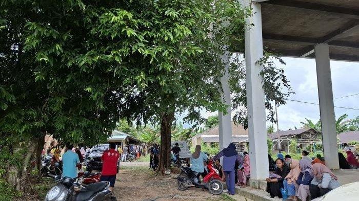 Sejumlah warga Rempang dan Galang berkumpul di lapangan sepak bola sehari setelah insiden penyerangan warga hingga sedikitnya 8 orang terluka, Kamis (19/12/2024).