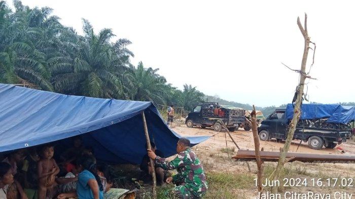 Sekelompok Orang Rimba saat melangun di kawasan Citra Raya City, Mendalo, Kabupaten Muarojambi, Sabtu (1/6).