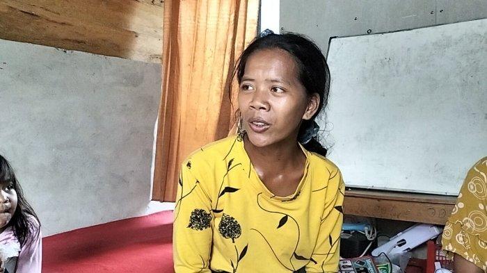 Sri Bungo, masyarakat SAD Dusun Dwi Karya Bakti sedang asik berbincang