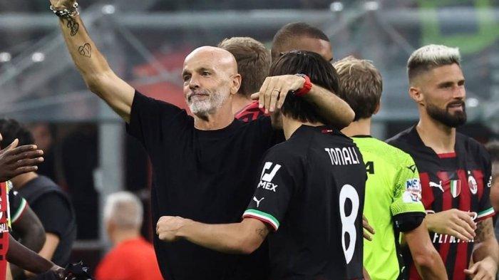 Pelatih Stefano Pioli merayakan kemenangan Bersama Pemain AC Milan Usai usai mengalahkan Inter Milan di laga Derby della Madonnina, pada Sabtu (3/9/2022).