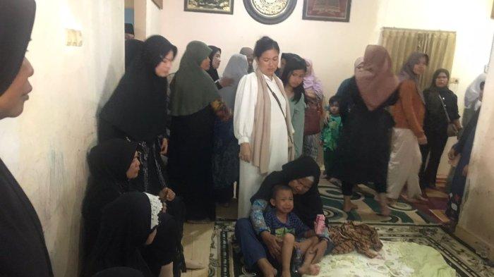 RUMAH DUKA - Suasana duka di rumah Jalan Abadi RT 19, Kelurahan Simpang Rimbo, Kecamatan Alam Barajo, Kota Jambi, saat Raffa bertemu Raffi Akbar, saudara kembarnya yang meninggal akibat penyakit langka Stevens-Johnson Syndrome, Rabu (2/7/2025).