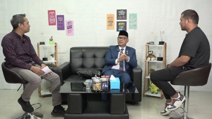 Syarif Fasha (tengah), Wali Kota Jambi 2013-2018 dan 2018-2023, bersama Pempred Tribun Jambi, Yoso Muliawan (tengah), dan Jurnalis Tribun Jambi, M Ferry Fadli (kanan) di Studio Tribunjambi.com, Sabtu (11/11). TRIBUN JAMBI/M YON RINALDI