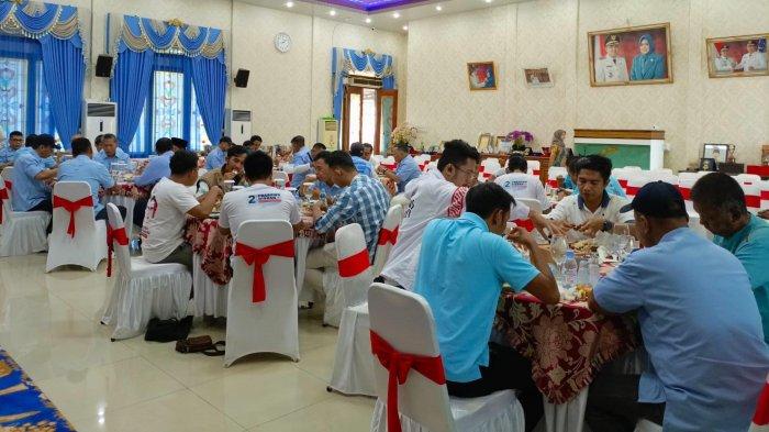 Suasana makan siang Tim Kampanye Daerah (TKD) Prabowo Subianto-Gibran Rakabuming di Rumah Dinas Bupati Tanjung Jabung Barat, Minggu (7/1//2024).