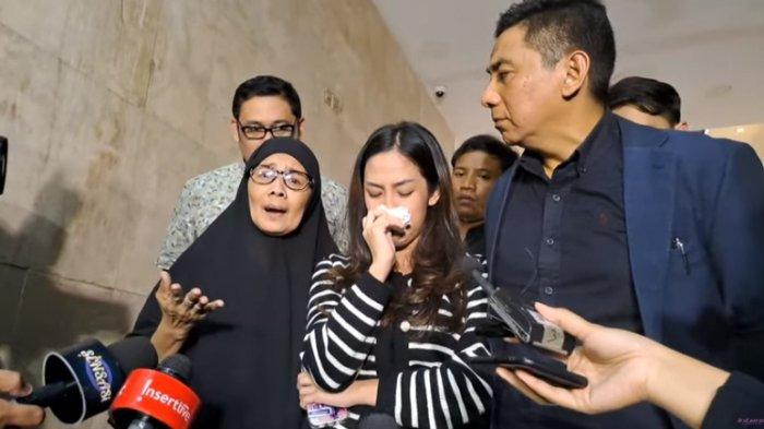 Tamara Tyasmara didampingi Kuasa Hukumnya dan ibunya usai diperiksa polisi, Senin (19/2/2024)
