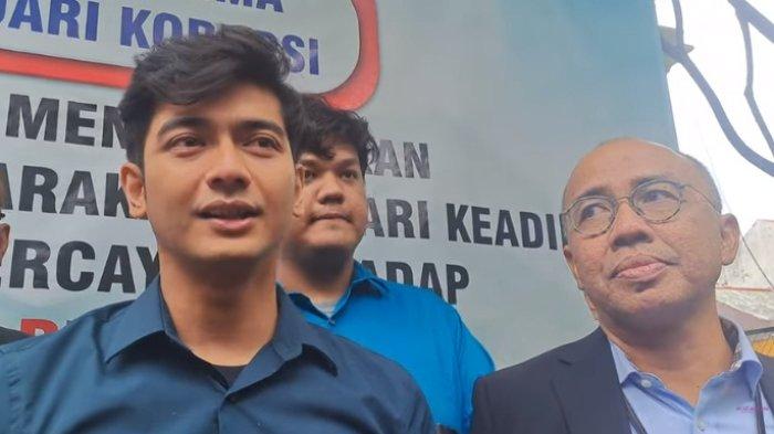 Teuku Ryan usai menjalani sidang mediasi perdana dengan Ria Ricis di Pengadilan Agama Jakarta Selatan, Senin (19/1/2024)