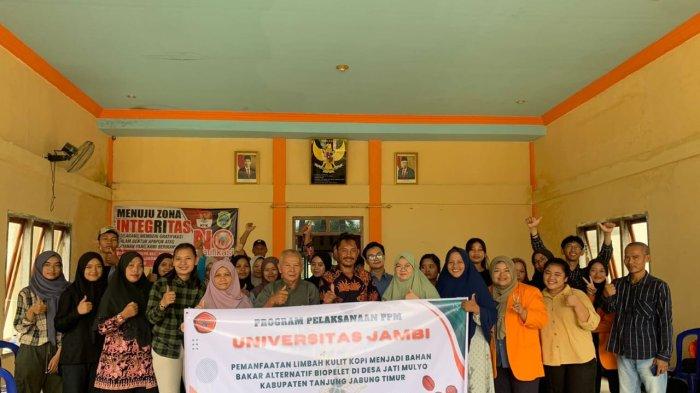 Tim Pengabdian PPM Unja bersama warga Desa Jati Mulyo, Kabupaten Tanjung Jabung Timur