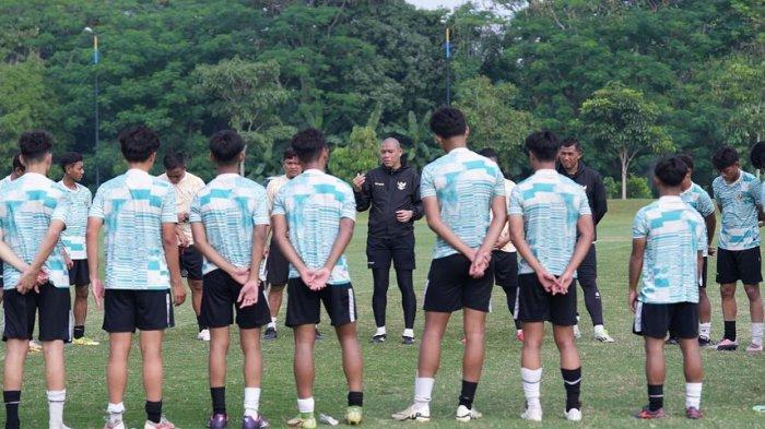 Para pemain Timnas Indonesia U16 mendengarkan pengarahan pelatih Nova Arianto dalam persiapan jelang Piala AFF U16 2024