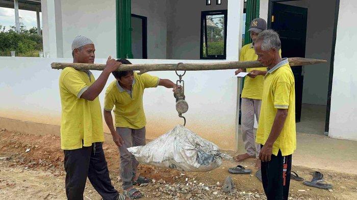 Petani karet di kawasan kawasan penyangga Taman Nasional Bukit Tigapuluh (TNBT), Kecamatan Sumay, Kabupaten Tebo.