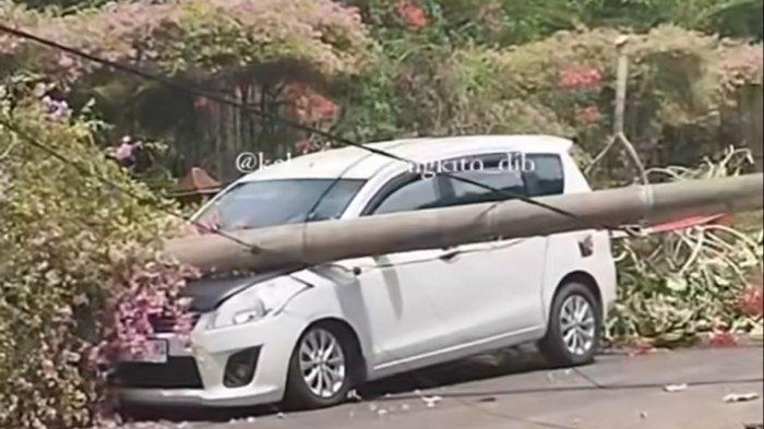 Viral Tiang Listrik PLN Roboh, Timpa Mobil Putih di Perumahan Puri Mayang Kota Jambi