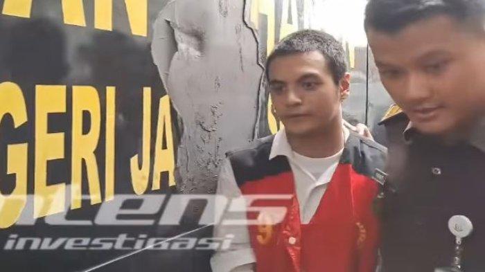 WAJAH Datar Vadel Badjideh Disorot Jelang Duduk di Kursi Pesakitan, Cuma Ucap Satu Kata