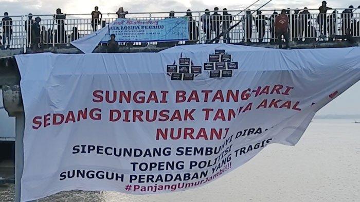 Aksi penolakan penggunaan Sungai Batanghari sebagai jalur transportasi angkutan batu bara, beberapa waktu lalu
