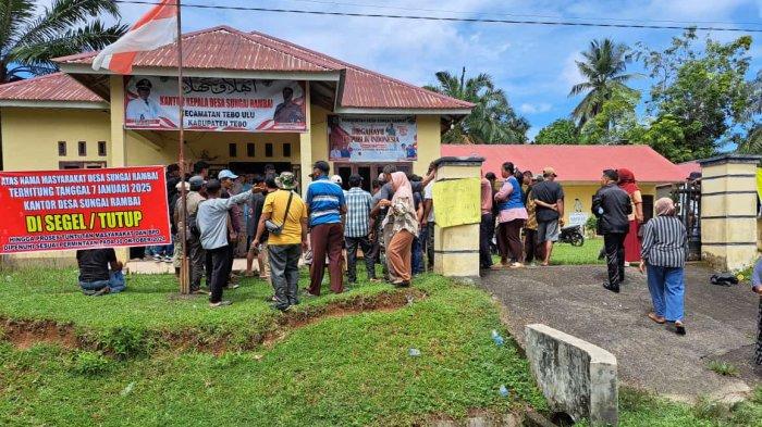 Warga Desa Sungai Rambai Tebo melakukan aksi di kantor desa, Selasa (7/1/2025)