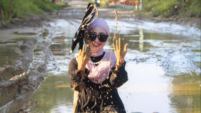 Warga Pamenang Kabupaten Merangin Jambi Mandi Lumpur agar Jalan di Desanya Diperbaiki Pemerintah